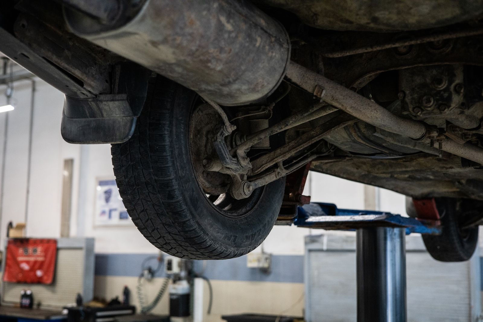 Auto nostimella tarkastuksessa